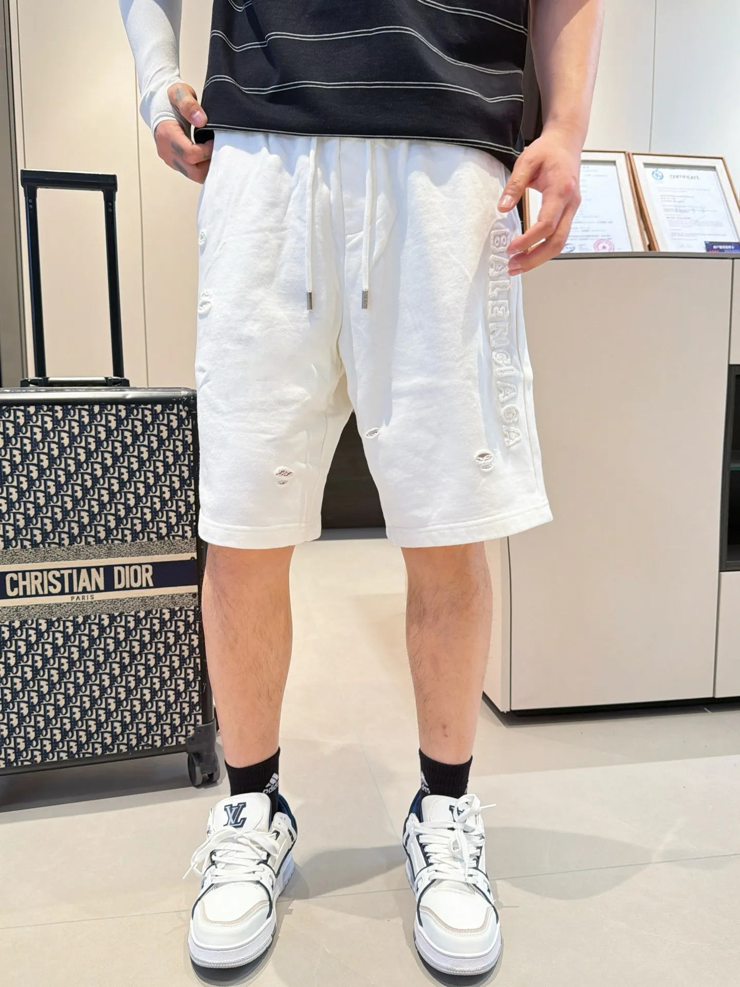 Balenciaga's three-standard complete 2026 summer New Arrival men's casual shorts, advanced custom-made Breathable fabric, Breathable fabric, extremely stretchy and comfortable, impeccable details, top-grade accessories, original logo design concept, delicate and soft feel! The upper body fit is awesome! Size: M-XXXL Please state your height and weight when ordering